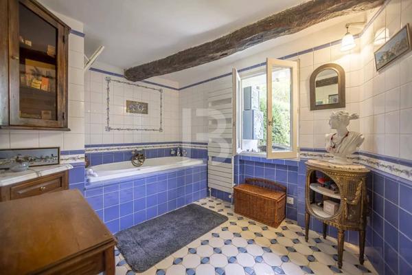 Mas de caractère du XVIIIe siècle, rénové, niché dans un écrin de verdure de 2277 m² soigneusement paysagé et parsemé d'oliviers centenaires.