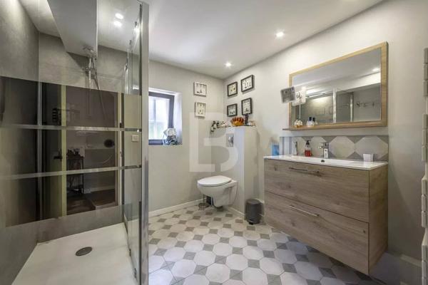 Mas de caractère du XVIIIe siècle, rénové, niché dans un écrin de verdure de 2277 m² soigneusement paysagé et parsemé d'oliviers centenaires.