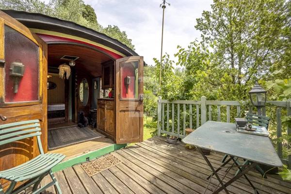 Mas de caractère du XVIIIe siècle, rénové, niché dans un écrin de verdure de 2277 m² soigneusement paysagé et parsemé d'oliviers centenaires.