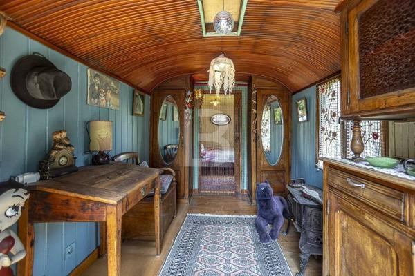 Mas de caractère du XVIIIe siècle, rénové, niché dans un écrin de verdure de 2277 m² soigneusement paysagé et parsemé d'oliviers centenaires.