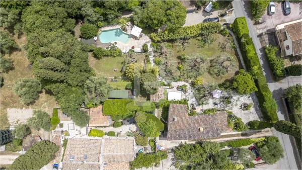 Mas de caractère du XVIIIe siècle, rénové, niché dans un écrin de verdure de 2277 m² soigneusement paysagé et parsemé d'oliviers centenaires.