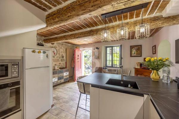 Mas de caractère du XVIIIe siècle, rénové, niché dans un écrin de verdure de 2277 m² soigneusement paysagé et parsemé d'oliviers centenaires.