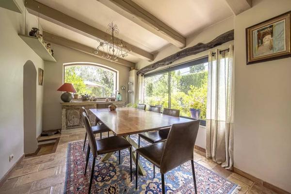 Mas de caractère du XVIIIe siècle, rénové, niché dans un écrin de verdure de 2277 m² soigneusement paysagé et parsemé d'oliviers centenaires.