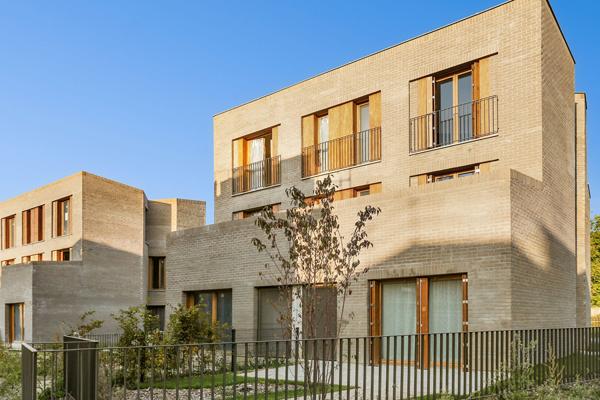Maison 5 pièces de 120m² + 2 terrasses / jardin + 2 parking ! VERSAILLES