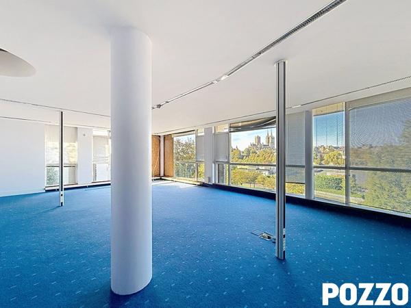 Immeuble de rapport à Coutances 1200 m² de bureau dont une partie libre sur 3919 m² de terrain COUTANCES