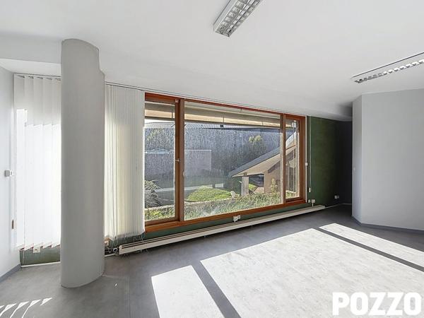Immeuble de rapport à Coutances 1200 m² de bureau dont une partie libre sur 3919 m² de terrain COUTANCES