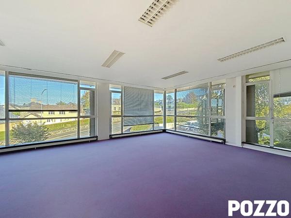 Immeuble de rapport à Coutances 1200 m² de bureau dont une partie libre sur 3919 m² de terrain COUTANCES