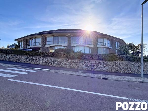 Immeuble de rapport à Coutances 1200 m² de bureau dont une partie libre sur 3919 m² de terrain COUTANCES