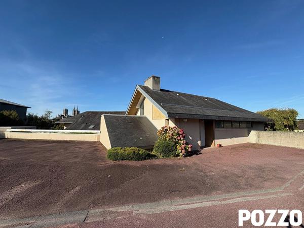 Immeuble de rapport à Coutances 1200 m² de bureau dont une partie libre sur 3919 m² de terrain COUTANCES