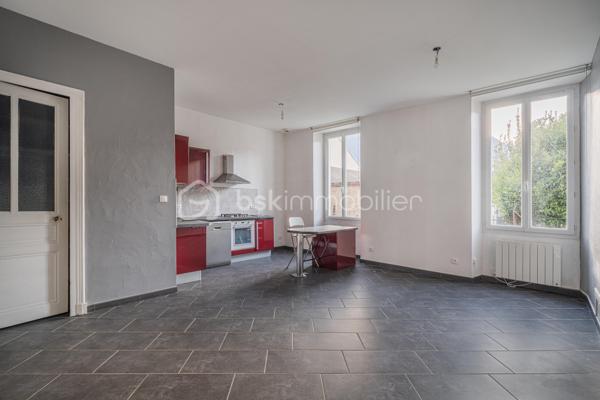 📍 Emplacement idéal : à deux pas du centre-ville de Vizille et au pied de l’entrée du Château de Vizille, dans une petite copropriété calme et bien entretenue.

✨ Description

Cet appartement T3 de 73 m² au rez-de-chaussée d’un immeuble de 3 étages offre un intérieur lumineux et plein de charme :

Salon ouvert sur cuisine lumineux, idéal pour profiter de l’espace et de la lumière naturelle

Cuisine entièrement équipée (plaques gaz, hotte, évier, rangements) prête à l’usage

Deux grandes chambres offrant de beaux volumes pour famille ou télétravail

Deux belles cheminées apportant cachet et authenticité à l’appartement

VMC assurant une bonne ventilation et confort au quotidien

Un rez-de-chaussée calme, parfait pour un intérieur lumineux sans vis-à-vis.

⚙️ Confort & équipements

Chauffage électrique

Ballon d’eau chaude électrique

Capteur Voltalis pilotable via application mobile pour mieux gérer la consommation

Compteur d’eau individuel

Fibre optique à l’entrée de l’appartement

🏢 Copropriété

Petite copropriété de 8 appartements

Aucun gros travaux à prévoir

Accès sécurisé par digicode avec badge

Charges trimestrielles : 297 € (électricité des communs, ménage, entretien espaces verts)

🌿 Environnement & commodités

Centre de Vizille accessible à pied

Pharmacie, médecins, commerces et restaurants à proximité immédiate

Bus et transports en commun à quelques pas

Situation idéale entre collège et lycée, pour les familles

💎 Informations financières et annexes

Taxe foncière : 980 €

Cave de 12 m² incluse

👨‍👩‍👧‍👦 Idéal pour

Un couple, une famille de 3 à 4 personnes

Ou un investissement patrimonial dans un secteur central et recherché de Vizille

📞 Opportunité rare – À visiter sans tarder !

Un appartement lumineux, au charme authentique, parfaitement entretenu et prêt à vivre. Ne laissez pas passer cette occasion unique sur Vizille !