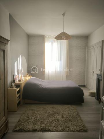 📍 Emplacement idéal : à deux pas du centre-ville de Vizille et au pied de l’entrée du Château de Vizille, dans une petite copropriété calme et bien entretenue.

✨ Description

Cet appartement T3 de 73 m² au rez-de-chaussée d’un immeuble de 3 étages offre un intérieur lumineux et plein de charme :

Salon ouvert sur cuisine lumineux, idéal pour profiter de l’espace et de la lumière naturelle

Cuisine entièrement équipée (plaques gaz, hotte, évier, rangements) prête à l’usage

Deux grandes chambres offrant de beaux volumes pour famille ou télétravail

Deux belles cheminées apportant cachet et authenticité à l’appartement

VMC assurant une bonne ventilation et confort au quotidien

Un rez-de-chaussée calme, parfait pour un intérieur lumineux sans vis-à-vis.

⚙️ Confort & équipements

Chauffage électrique

Ballon d’eau chaude électrique

Capteur Voltalis pilotable via application mobile pour mieux gérer la consommation

Compteur d’eau individuel

Fibre optique à l’entrée de l’appartement

🏢 Copropriété

Petite copropriété de 8 appartements

Aucun gros travaux à prévoir

Accès sécurisé par digicode avec badge

Charges trimestrielles : 297 € (électricité des communs, ménage, entretien espaces verts)

🌿 Environnement & commodités

Centre de Vizille accessible à pied

Pharmacie, médecins, commerces et restaurants à proximité immédiate

Bus et transports en commun à quelques pas

Situation idéale entre collège et lycée, pour les familles

💎 Informations financières et annexes

Taxe foncière : 980 €

Cave de 12 m² incluse

👨‍👩‍👧‍👦 Idéal pour

Un couple, une famille de 3 à 4 personnes

Ou un investissement patrimonial dans un secteur central et recherché de Vizille

📞 Opportunité rare – À visiter sans tarder !

Un appartement lumineux, au charme authentique, parfaitement entretenu et prêt à vivre. Ne laissez pas passer cette occasion unique sur Vizille !