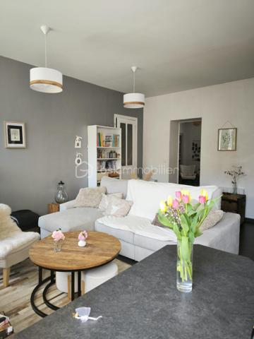 📍 Emplacement idéal : à deux pas du centre-ville de Vizille et au pied de l’entrée du Château de Vizille, dans une petite copropriété calme et bien entretenue.

✨ Description

Cet appartement T3 de 73 m² au rez-de-chaussée d’un immeuble de 3 étages offre un intérieur lumineux et plein de charme :

Salon ouvert sur cuisine lumineux, idéal pour profiter de l’espace et de la lumière naturelle

Cuisine entièrement équipée (plaques gaz, hotte, évier, rangements) prête à l’usage

Deux grandes chambres offrant de beaux volumes pour famille ou télétravail

Deux belles cheminées apportant cachet et authenticité à l’appartement

VMC assurant une bonne ventilation et confort au quotidien

Un rez-de-chaussée calme, parfait pour un intérieur lumineux sans vis-à-vis.

⚙️ Confort & équipements

Chauffage électrique

Ballon d’eau chaude électrique

Capteur Voltalis pilotable via application mobile pour mieux gérer la consommation

Compteur d’eau individuel

Fibre optique à l’entrée de l’appartement

🏢 Copropriété

Petite copropriété de 8 appartements

Aucun gros travaux à prévoir

Accès sécurisé par digicode avec badge

Charges trimestrielles : 297 € (électricité des communs, ménage, entretien espaces verts)

🌿 Environnement & commodités

Centre de Vizille accessible à pied

Pharmacie, médecins, commerces et restaurants à proximité immédiate

Bus et transports en commun à quelques pas

Situation idéale entre collège et lycée, pour les familles

💎 Informations financières et annexes

Taxe foncière : 980 €

Cave de 12 m² incluse

👨‍👩‍👧‍👦 Idéal pour

Un couple, une famille de 3 à 4 personnes

Ou un investissement patrimonial dans un secteur central et recherché de Vizille

📞 Opportunité rare – À visiter sans tarder !

Un appartement lumineux, au charme authentique, parfaitement entretenu et prêt à vivre. Ne laissez pas passer cette occasion unique sur Vizille !