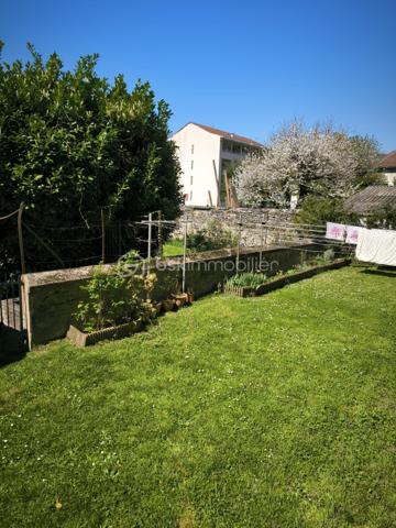 📍 Emplacement idéal : à deux pas du centre-ville de Vizille et au pied de l’entrée du Château de Vizille, dans une petite copropriété calme et bien entretenue.

✨ Description

Cet appartement T3 de 73 m² au rez-de-chaussée d’un immeuble de 3 étages offre un intérieur lumineux et plein de charme :

Salon ouvert sur cuisine lumineux, idéal pour profiter de l’espace et de la lumière naturelle

Cuisine entièrement équipée (plaques gaz, hotte, évier, rangements) prête à l’usage

Deux grandes chambres offrant de beaux volumes pour famille ou télétravail

Deux belles cheminées apportant cachet et authenticité à l’appartement

VMC assurant une bonne ventilation et confort au quotidien

Un rez-de-chaussée calme, parfait pour un intérieur lumineux sans vis-à-vis.

⚙️ Confort & équipements

Chauffage électrique

Ballon d’eau chaude électrique

Capteur Voltalis pilotable via application mobile pour mieux gérer la consommation

Compteur d’eau individuel

Fibre optique à l’entrée de l’appartement

🏢 Copropriété

Petite copropriété de 8 appartements

Aucun gros travaux à prévoir

Accès sécurisé par digicode avec badge

Charges trimestrielles : 297 € (électricité des communs, ménage, entretien espaces verts)

🌿 Environnement & commodités

Centre de Vizille accessible à pied

Pharmacie, médecins, commerces et restaurants à proximité immédiate

Bus et transports en commun à quelques pas

Situation idéale entre collège et lycée, pour les familles

💎 Informations financières et annexes

Taxe foncière : 980 €

Cave de 12 m² incluse

👨‍👩‍👧‍👦 Idéal pour

Un couple, une famille de 3 à 4 personnes

Ou un investissement patrimonial dans un secteur central et recherché de Vizille

📞 Opportunité rare – À visiter sans tarder !

Un appartement lumineux, au charme authentique, parfaitement entretenu et prêt à vivre. Ne laissez pas passer cette occasion unique sur Vizille !