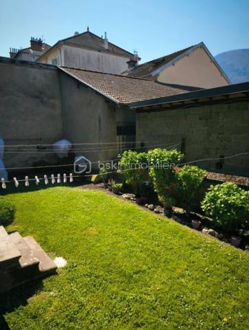 📍 Emplacement idéal : à deux pas du centre-ville de Vizille et au pied de l’entrée du Château de Vizille, dans une petite copropriété calme et bien entretenue.

✨ Description

Cet appartement T3 de 73 m² au rez-de-chaussée d’un immeuble de 3 étages offre un intérieur lumineux et plein de charme :

Salon ouvert sur cuisine lumineux, idéal pour profiter de l’espace et de la lumière naturelle

Cuisine entièrement équipée (plaques gaz, hotte, évier, rangements) prête à l’usage

Deux grandes chambres offrant de beaux volumes pour famille ou télétravail

Deux belles cheminées apportant cachet et authenticité à l’appartement

VMC assurant une bonne ventilation et confort au quotidien

Un rez-de-chaussée calme, parfait pour un intérieur lumineux sans vis-à-vis.

⚙️ Confort & équipements

Chauffage électrique

Ballon d’eau chaude électrique

Capteur Voltalis pilotable via application mobile pour mieux gérer la consommation

Compteur d’eau individuel

Fibre optique à l’entrée de l’appartement

🏢 Copropriété

Petite copropriété de 8 appartements

Aucun gros travaux à prévoir

Accès sécurisé par digicode avec badge

Charges trimestrielles : 297 € (électricité des communs, ménage, entretien espaces verts)

🌿 Environnement & commodités

Centre de Vizille accessible à pied

Pharmacie, médecins, commerces et restaurants à proximité immédiate

Bus et transports en commun à quelques pas

Situation idéale entre collège et lycée, pour les familles

💎 Informations financières et annexes

Taxe foncière : 980 €

Cave de 12 m² incluse

👨‍👩‍👧‍👦 Idéal pour

Un couple, une famille de 3 à 4 personnes

Ou un investissement patrimonial dans un secteur central et recherché de Vizille

📞 Opportunité rare – À visiter sans tarder !

Un appartement lumineux, au charme authentique, parfaitement entretenu et prêt à vivre. Ne laissez pas passer cette occasion unique sur Vizille !