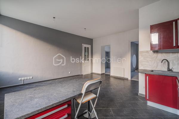 📍 Emplacement idéal : à deux pas du centre-ville de Vizille et au pied de l’entrée du Château de Vizille, dans une petite copropriété calme et bien entretenue.

✨ Description

Cet appartement T3 de 73 m² au rez-de-chaussée d’un immeuble de 3 étages offre un intérieur lumineux et plein de charme :

Salon ouvert sur cuisine lumineux, idéal pour profiter de l’espace et de la lumière naturelle

Cuisine entièrement équipée (plaques gaz, hotte, évier, rangements) prête à l’usage

Deux grandes chambres offrant de beaux volumes pour famille ou télétravail

Deux belles cheminées apportant cachet et authenticité à l’appartement

VMC assurant une bonne ventilation et confort au quotidien

Un rez-de-chaussée calme, parfait pour un intérieur lumineux sans vis-à-vis.

⚙️ Confort & équipements

Chauffage électrique

Ballon d’eau chaude électrique

Capteur Voltalis pilotable via application mobile pour mieux gérer la consommation

Compteur d’eau individuel

Fibre optique à l’entrée de l’appartement

🏢 Copropriété

Petite copropriété de 8 appartements

Aucun gros travaux à prévoir

Accès sécurisé par digicode avec badge

Charges trimestrielles : 297 € (électricité des communs, ménage, entretien espaces verts)

🌿 Environnement & commodités

Centre de Vizille accessible à pied

Pharmacie, médecins, commerces et restaurants à proximité immédiate

Bus et transports en commun à quelques pas

Situation idéale entre collège et lycée, pour les familles

💎 Informations financières et annexes

Taxe foncière : 980 €

Cave de 12 m² incluse

👨‍👩‍👧‍👦 Idéal pour

Un couple, une famille de 3 à 4 personnes

Ou un investissement patrimonial dans un secteur central et recherché de Vizille

📞 Opportunité rare – À visiter sans tarder !

Un appartement lumineux, au charme authentique, parfaitement entretenu et prêt à vivre. Ne laissez pas passer cette occasion unique sur Vizille !