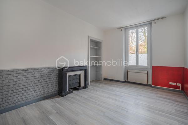 📍 Emplacement idéal : à deux pas du centre-ville de Vizille et au pied de l’entrée du Château de Vizille, dans une petite copropriété calme et bien entretenue.

✨ Description

Cet appartement T3 de 73 m² au rez-de-chaussée d’un immeuble de 3 étages offre un intérieur lumineux et plein de charme :

Salon ouvert sur cuisine lumineux, idéal pour profiter de l’espace et de la lumière naturelle

Cuisine entièrement équipée (plaques gaz, hotte, évier, rangements) prête à l’usage

Deux grandes chambres offrant de beaux volumes pour famille ou télétravail

Deux belles cheminées apportant cachet et authenticité à l’appartement

VMC assurant une bonne ventilation et confort au quotidien

Un rez-de-chaussée calme, parfait pour un intérieur lumineux sans vis-à-vis.

⚙️ Confort & équipements

Chauffage électrique

Ballon d’eau chaude électrique

Capteur Voltalis pilotable via application mobile pour mieux gérer la consommation

Compteur d’eau individuel

Fibre optique à l’entrée de l’appartement

🏢 Copropriété

Petite copropriété de 8 appartements

Aucun gros travaux à prévoir

Accès sécurisé par digicode avec badge

Charges trimestrielles : 297 € (électricité des communs, ménage, entretien espaces verts)

🌿 Environnement & commodités

Centre de Vizille accessible à pied

Pharmacie, médecins, commerces et restaurants à proximité immédiate

Bus et transports en commun à quelques pas

Situation idéale entre collège et lycée, pour les familles

💎 Informations financières et annexes

Taxe foncière : 980 €

Cave de 12 m² incluse

👨‍👩‍👧‍👦 Idéal pour

Un couple, une famille de 3 à 4 personnes

Ou un investissement patrimonial dans un secteur central et recherché de Vizille

📞 Opportunité rare – À visiter sans tarder !

Un appartement lumineux, au charme authentique, parfaitement entretenu et prêt à vivre. Ne laissez pas passer cette occasion unique sur Vizille !