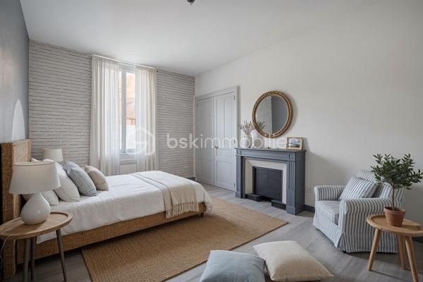 📍 Emplacement idéal : à deux pas du centre-ville de Vizille et au pied de l’entrée du Château de Vizille, dans une petite copropriété calme et bien entretenue.

✨ Description

Cet appartement T3 de 73 m² au rez-de-chaussée d’un immeuble de 3 étages offre un intérieur lumineux et plein de charme :

Salon ouvert sur cuisine lumineux, idéal pour profiter de l’espace et de la lumière naturelle

Cuisine entièrement équipée (plaques gaz, hotte, évier, rangements) prête à l’usage

Deux grandes chambres offrant de beaux volumes pour famille ou télétravail

Deux belles cheminées apportant cachet et authenticité à l’appartement

VMC assurant une bonne ventilation et confort au quotidien

Un rez-de-chaussée calme, parfait pour un intérieur lumineux sans vis-à-vis.

⚙️ Confort & équipements

Chauffage électrique

Ballon d’eau chaude électrique

Capteur Voltalis pilotable via application mobile pour mieux gérer la consommation

Compteur d’eau individuel

Fibre optique à l’entrée de l’appartement

🏢 Copropriété

Petite copropriété de 8 appartements

Aucun gros travaux à prévoir

Accès sécurisé par digicode avec badge

Charges trimestrielles : 297 € (électricité des communs, ménage, entretien espaces verts)

🌿 Environnement & commodités

Centre de Vizille accessible à pied

Pharmacie, médecins, commerces et restaurants à proximité immédiate

Bus et transports en commun à quelques pas

Situation idéale entre collège et lycée, pour les familles

💎 Informations financières et annexes

Taxe foncière : 980 €

Cave de 12 m² incluse

👨‍👩‍👧‍👦 Idéal pour

Un couple, une famille de 3 à 4 personnes

Ou un investissement patrimonial dans un secteur central et recherché de Vizille

📞 Opportunité rare – À visiter sans tarder !

Un appartement lumineux, au charme authentique, parfaitement entretenu et prêt à vivre. Ne laissez pas passer cette occasion unique sur Vizille !