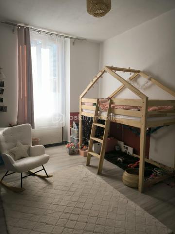 📍 Emplacement idéal : à deux pas du centre-ville de Vizille et au pied de l’entrée du Château de Vizille, dans une petite copropriété calme et bien entretenue.

✨ Description

Cet appartement T3 de 73 m² au rez-de-chaussée d’un immeuble de 3 étages offre un intérieur lumineux et plein de charme :

Salon ouvert sur cuisine lumineux, idéal pour profiter de l’espace et de la lumière naturelle

Cuisine entièrement équipée (plaques gaz, hotte, évier, rangements) prête à l’usage

Deux grandes chambres offrant de beaux volumes pour famille ou télétravail

Deux belles cheminées apportant cachet et authenticité à l’appartement

VMC assurant une bonne ventilation et confort au quotidien

Un rez-de-chaussée calme, parfait pour un intérieur lumineux sans vis-à-vis.

⚙️ Confort & équipements

Chauffage électrique

Ballon d’eau chaude électrique

Capteur Voltalis pilotable via application mobile pour mieux gérer la consommation

Compteur d’eau individuel

Fibre optique à l’entrée de l’appartement

🏢 Copropriété

Petite copropriété de 8 appartements

Aucun gros travaux à prévoir

Accès sécurisé par digicode avec badge

Charges trimestrielles : 297 € (électricité des communs, ménage, entretien espaces verts)

🌿 Environnement & commodités

Centre de Vizille accessible à pied

Pharmacie, médecins, commerces et restaurants à proximité immédiate

Bus et transports en commun à quelques pas

Situation idéale entre collège et lycée, pour les familles

💎 Informations financières et annexes

Taxe foncière : 980 €

Cave de 12 m² incluse

👨‍👩‍👧‍👦 Idéal pour

Un couple, une famille de 3 à 4 personnes

Ou un investissement patrimonial dans un secteur central et recherché de Vizille

📞 Opportunité rare – À visiter sans tarder !

Un appartement lumineux, au charme authentique, parfaitement entretenu et prêt à vivre. Ne laissez pas passer cette occasion unique sur Vizille !