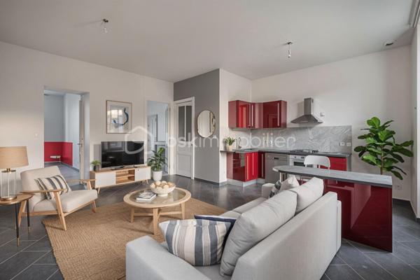 📍 Emplacement idéal : à deux pas du centre-ville de Vizille et au pied de l’entrée du Château de Vizille, dans une petite copropriété calme et bien entretenue.

✨ Description

Cet appartement T3 de 73 m² au rez-de-chaussée d’un immeuble de 3 étages offre un intérieur lumineux et plein de charme :

Salon ouvert sur cuisine lumineux, idéal pour profiter de l’espace et de la lumière naturelle

Cuisine entièrement équipée (plaques gaz, hotte, évier, rangements) prête à l’usage

Deux grandes chambres offrant de beaux volumes pour famille ou télétravail

Deux belles cheminées apportant cachet et authenticité à l’appartement

VMC assurant une bonne ventilation et confort au quotidien

Un rez-de-chaussée calme, parfait pour un intérieur lumineux sans vis-à-vis.

⚙️ Confort & équipements

Chauffage électrique

Ballon d’eau chaude électrique

Capteur Voltalis pilotable via application mobile pour mieux gérer la consommation

Compteur d’eau individuel

Fibre optique à l’entrée de l’appartement

🏢 Copropriété

Petite copropriété de 8 appartements

Aucun gros travaux à prévoir

Accès sécurisé par digicode avec badge

Charges trimestrielles : 297 € (électricité des communs, ménage, entretien espaces verts)

🌿 Environnement & commodités

Centre de Vizille accessible à pied

Pharmacie, médecins, commerces et restaurants à proximité immédiate

Bus et transports en commun à quelques pas

Situation idéale entre collège et lycée, pour les familles

💎 Informations financières et annexes

Taxe foncière : 980 €

Cave de 12 m² incluse

👨‍👩‍👧‍👦 Idéal pour

Un couple, une famille de 3 à 4 personnes

Ou un investissement patrimonial dans un secteur central et recherché de Vizille

📞 Opportunité rare – À visiter sans tarder !

Un appartement lumineux, au charme authentique, parfaitement entretenu et prêt à vivre. Ne laissez pas passer cette occasion unique sur Vizille !