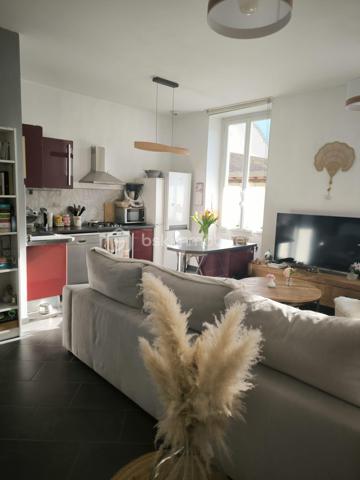 📍 Emplacement idéal : à deux pas du centre-ville de Vizille et au pied de l’entrée du Château de Vizille, dans une petite copropriété calme et bien entretenue.

✨ Description

Cet appartement T3 de 73 m² au rez-de-chaussée d’un immeuble de 3 étages offre un intérieur lumineux et plein de charme :

Salon ouvert sur cuisine lumineux, idéal pour profiter de l’espace et de la lumière naturelle

Cuisine entièrement équipée (plaques gaz, hotte, évier, rangements) prête à l’usage

Deux grandes chambres offrant de beaux volumes pour famille ou télétravail

Deux belles cheminées apportant cachet et authenticité à l’appartement

VMC assurant une bonne ventilation et confort au quotidien

Un rez-de-chaussée calme, parfait pour un intérieur lumineux sans vis-à-vis.

⚙️ Confort & équipements

Chauffage électrique

Ballon d’eau chaude électrique

Capteur Voltalis pilotable via application mobile pour mieux gérer la consommation

Compteur d’eau individuel

Fibre optique à l’entrée de l’appartement

🏢 Copropriété

Petite copropriété de 8 appartements

Aucun gros travaux à prévoir

Accès sécurisé par digicode avec badge

Charges trimestrielles : 297 € (électricité des communs, ménage, entretien espaces verts)

🌿 Environnement & commodités

Centre de Vizille accessible à pied

Pharmacie, médecins, commerces et restaurants à proximité immédiate

Bus et transports en commun à quelques pas

Situation idéale entre collège et lycée, pour les familles

💎 Informations financières et annexes

Taxe foncière : 980 €

Cave de 12 m² incluse

👨‍👩‍👧‍👦 Idéal pour

Un couple, une famille de 3 à 4 personnes

Ou un investissement patrimonial dans un secteur central et recherché de Vizille

📞 Opportunité rare – À visiter sans tarder !

Un appartement lumineux, au charme authentique, parfaitement entretenu et prêt à vivre. Ne laissez pas passer cette occasion unique sur Vizille !