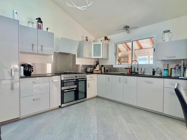 Plain-pied sans travaux, 3 chambres, garage et jardin.