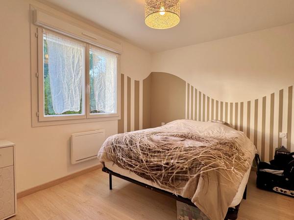 Plain-pied sans travaux, 3 chambres, garage et jardin.