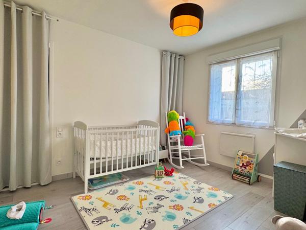 Plain-pied sans travaux, 3 chambres, garage et jardin.