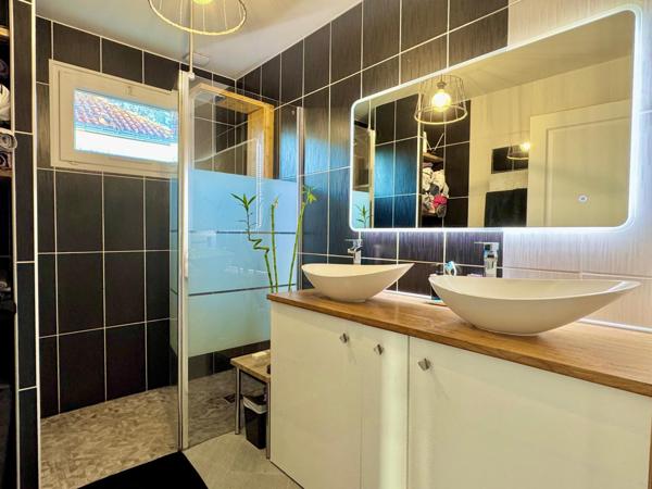 Plain-pied sans travaux, 3 chambres, garage et jardin.