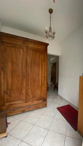 Maison habitable de plein pied, 2 chambres, cour fleurie