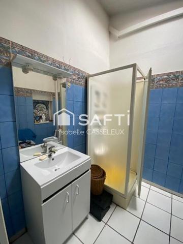 Maison habitable de plein pied, 2 chambres, cour fleurie