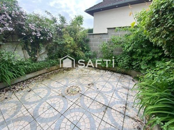 Maison habitable de plein pied, 2 chambres, cour fleurie