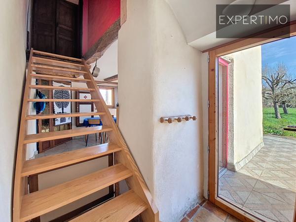 Centrès (12120) Maison sur 3 niveaux avec cave ; studio au RDC et une grange indépendante + grand verger