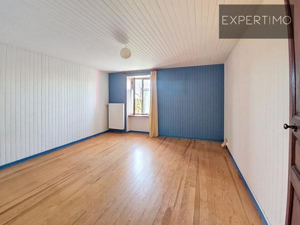 Centrès (12120) Maison sur 3 niveaux avec cave ; studio au RDC et une grange indépendante + grand verger