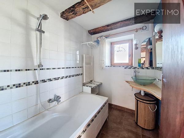 Centrès (12120) Maison sur 3 niveaux avec cave ; studio au RDC et une grange indépendante + grand verger