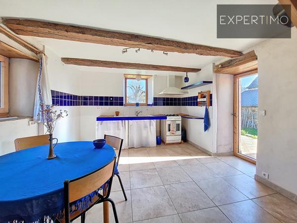 Centrès (12120) Maison sur 3 niveaux avec cave ; studio au RDC et une grange indépendante + grand verger