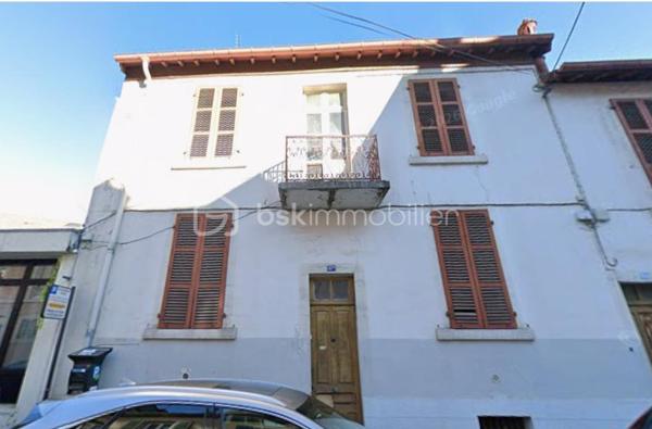 Situé en plein cœur de Pau, rue Arribes, cet immeuble de caractère offre un fort potentiel de valorisation pour investisseurs, marchands de biens ou projet patrimonial.

Développant environ 180 m² de surface de plancher sur 3 niveaux, il bénéficie également d’espaces extérieurs rares en centre-ville avec terrasse et jardin.

Composition du bien :

• Cave semi-enterrée de 23 m²
• Rez-de-chaussée de 60 m² ouvrant sur une terrasse de 5 m² et un jardin privatif de 37 m²
• 1er étage de 67 m² avec galerie béarnaise
• Combles aménageables offrant 53 m² supplémentaires de surface de plancher (dont 32 m² loi Carrez)

Les atouts :

✔ Emplacement premium dans le centre historique de Pau
✔ Fort potentiel de division ou d’aménagement
✔ Extérieurs recherchés en centre-ville
✔ Cachet de l’ancien
✔ Éligible aux aides à la rénovation sous conditions
✔ Compatible avec plusieurs dispositifs de défiscalisation : déficit foncier, Denormandie, Loc’Avantages selon projet et éligibilité
✔ Idéal investissement locatif patrimonial

Vidéo et dossier sur demande.
