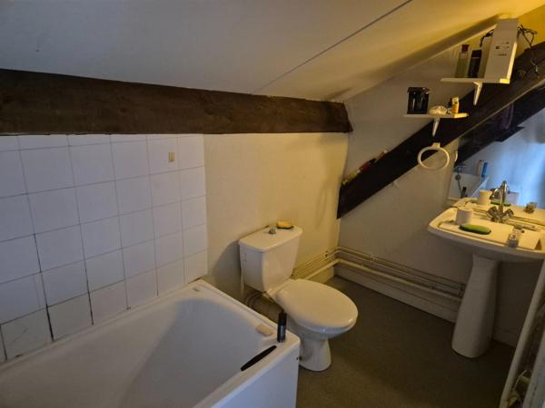 Appartement T2 en résidence sécurisée, face Hôtel de Ville, proche tous commerces et transport.