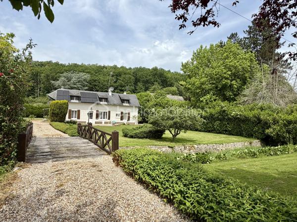 À seulement quelques minutes du centre de Beaumont-le-Roger, découvrez cette charmante maison familiale de 128 m2 habitables ( 145 m2 au sol ), implantée sur un superbe terrain arboré de 3 847 m2 offrant un cadre de vie paisible et verdoyant.

Au rez-de-chaussée, vous serez séduits par une pièce de vie lumineuse de 38 m2, prolongée par une cuisine de 24 m2, suivi d'une pièce dédiée à l'ancienne chaufferie et une véranda de 15 m2. Une salle de bain ainsi qu'un wc indépendant complète ce niveau.

À l'étage, un palier dessert trois chambres, chacune disposant d'un point d'eau.

À l'extérieur, vous tomberez son le charme de ce magnifique jardin offrant un accès direct à la forêt. Vous profiterez également d'une piscine de 3 x 8 m. 

La propriété dispose également d'un grand garage et d'une cave. Deux dépendances de 18 m2 et 43 m2 à restaurer, offrant un beau potentiel pour la création de logement ou autre selon vos envies.

Côté équipement, la maison bénéficie d'une pompe à chaleur et d'un ballon dynamique installés en 2021. Des panneaux solaire viennent compléter les prestations de ce bien ainsi que deux cheminées.

Une visite filmée est disponible sur YT ( ELISE SOARES immobilier ).