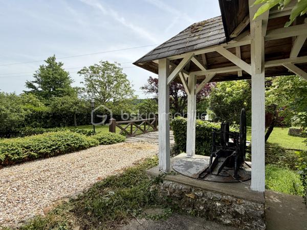 À seulement quelques minutes du centre de Beaumont-le-Roger, découvrez cette charmante maison familiale de 128 m2 habitables ( 145 m2 au sol ), implantée sur un superbe terrain arboré de 3 847 m2 offrant un cadre de vie paisible et verdoyant.

Au rez-de-chaussée, vous serez séduits par une pièce de vie lumineuse de 38 m2, prolongée par une cuisine de 24 m2, suivi d'une pièce dédiée à l'ancienne chaufferie et une véranda de 15 m2. Une salle de bain ainsi qu'un wc indépendant complète ce niveau.

À l'étage, un palier dessert trois chambres, chacune disposant d'un point d'eau.

À l'extérieur, vous tomberez son le charme de ce magnifique jardin offrant un accès direct à la forêt. Vous profiterez également d'une piscine de 3 x 8 m. 

La propriété dispose également d'un grand garage et d'une cave. Deux dépendances de 18 m2 et 43 m2 à restaurer, offrant un beau potentiel pour la création de logement ou autre selon vos envies.

Côté équipement, la maison bénéficie d'une pompe à chaleur et d'un ballon dynamique installés en 2021. Des panneaux solaire viennent compléter les prestations de ce bien ainsi que deux cheminées.

Une visite filmée est disponible sur YT ( ELISE SOARES immobilier ).