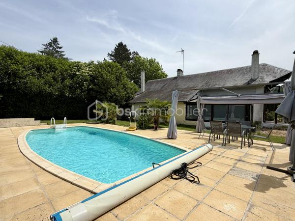 À seulement quelques minutes du centre de Beaumont-le-Roger, découvrez cette charmante maison familiale de 128 m2 habitables ( 145 m2 au sol ), implantée sur un superbe terrain arboré de 3 847 m2 offrant un cadre de vie paisible et verdoyant.

Au rez-de-chaussée, vous serez séduits par une pièce de vie lumineuse de 38 m2, prolongée par une cuisine de 24 m2, suivi d'une pièce dédiée à l'ancienne chaufferie et une véranda de 15 m2. Une salle de bain ainsi qu'un wc indépendant complète ce niveau.

À l'étage, un palier dessert trois chambres, chacune disposant d'un point d'eau.

À l'extérieur, vous tomberez son le charme de ce magnifique jardin offrant un accès direct à la forêt. Vous profiterez également d'une piscine de 3 x 8 m. 

La propriété dispose également d'un grand garage et d'une cave. Deux dépendances de 18 m2 et 43 m2 à restaurer, offrant un beau potentiel pour la création de logement ou autre selon vos envies.

Côté équipement, la maison bénéficie d'une pompe à chaleur et d'un ballon dynamique installés en 2021. Des panneaux solaire viennent compléter les prestations de ce bien ainsi que deux cheminées.

Une visite filmée est disponible sur YT ( ELISE SOARES immobilier ).