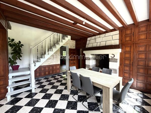 À seulement quelques minutes du centre de Beaumont-le-Roger, découvrez cette charmante maison familiale de 128 m2 habitables ( 145 m2 au sol ), implantée sur un superbe terrain arboré de 3 847 m2 offrant un cadre de vie paisible et verdoyant.

Au rez-de-chaussée, vous serez séduits par une pièce de vie lumineuse de 38 m2, prolongée par une cuisine de 24 m2, suivi d'une pièce dédiée à l'ancienne chaufferie et une véranda de 15 m2. Une salle de bain ainsi qu'un wc indépendant complète ce niveau.

À l'étage, un palier dessert trois chambres, chacune disposant d'un point d'eau.

À l'extérieur, vous tomberez son le charme de ce magnifique jardin offrant un accès direct à la forêt. Vous profiterez également d'une piscine de 3 x 8 m. 

La propriété dispose également d'un grand garage et d'une cave. Deux dépendances de 18 m2 et 43 m2 à restaurer, offrant un beau potentiel pour la création de logement ou autre selon vos envies.

Côté équipement, la maison bénéficie d'une pompe à chaleur et d'un ballon dynamique installés en 2021. Des panneaux solaire viennent compléter les prestations de ce bien ainsi que deux cheminées.

Une visite filmée est disponible sur YT ( ELISE SOARES immobilier ).