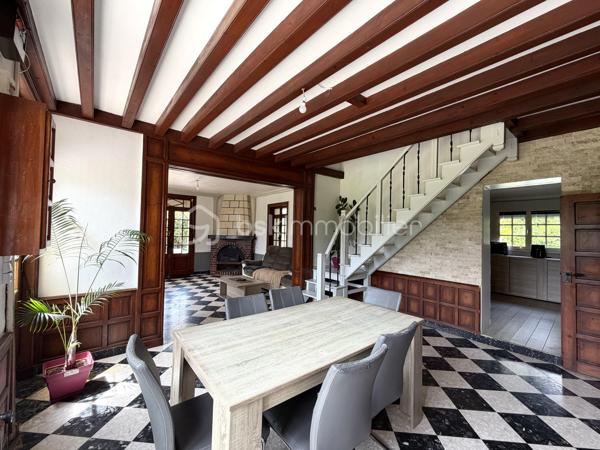 À seulement quelques minutes du centre de Beaumont-le-Roger, découvrez cette charmante maison familiale de 128 m2 habitables ( 145 m2 au sol ), implantée sur un superbe terrain arboré de 3 847 m2 offrant un cadre de vie paisible et verdoyant.

Au rez-de-chaussée, vous serez séduits par une pièce de vie lumineuse de 38 m2, prolongée par une cuisine de 24 m2, suivi d'une pièce dédiée à l'ancienne chaufferie et une véranda de 15 m2. Une salle de bain ainsi qu'un wc indépendant complète ce niveau.

À l'étage, un palier dessert trois chambres, chacune disposant d'un point d'eau.

À l'extérieur, vous tomberez son le charme de ce magnifique jardin offrant un accès direct à la forêt. Vous profiterez également d'une piscine de 3 x 8 m. 

La propriété dispose également d'un grand garage et d'une cave. Deux dépendances de 18 m2 et 43 m2 à restaurer, offrant un beau potentiel pour la création de logement ou autre selon vos envies.

Côté équipement, la maison bénéficie d'une pompe à chaleur et d'un ballon dynamique installés en 2021. Des panneaux solaire viennent compléter les prestations de ce bien ainsi que deux cheminées.

Une visite filmée est disponible sur YT ( ELISE SOARES immobilier ).