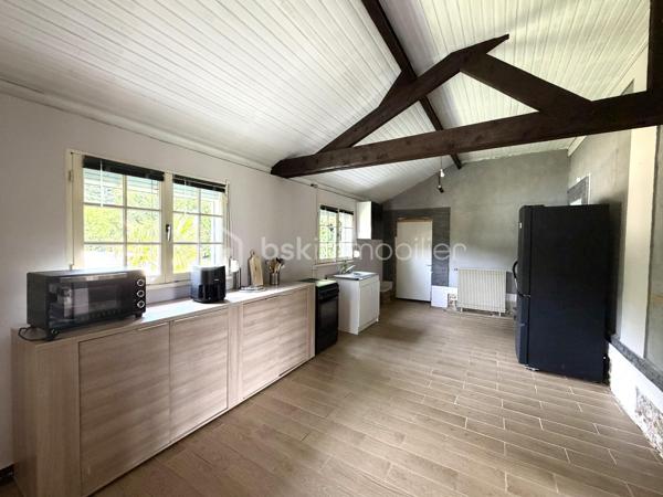 À seulement quelques minutes du centre de Beaumont-le-Roger, découvrez cette charmante maison familiale de 128 m2 habitables ( 145 m2 au sol ), implantée sur un superbe terrain arboré de 3 847 m2 offrant un cadre de vie paisible et verdoyant.

Au rez-de-chaussée, vous serez séduits par une pièce de vie lumineuse de 38 m2, prolongée par une cuisine de 24 m2, suivi d'une pièce dédiée à l'ancienne chaufferie et une véranda de 15 m2. Une salle de bain ainsi qu'un wc indépendant complète ce niveau.

À l'étage, un palier dessert trois chambres, chacune disposant d'un point d'eau.

À l'extérieur, vous tomberez son le charme de ce magnifique jardin offrant un accès direct à la forêt. Vous profiterez également d'une piscine de 3 x 8 m. 

La propriété dispose également d'un grand garage et d'une cave. Deux dépendances de 18 m2 et 43 m2 à restaurer, offrant un beau potentiel pour la création de logement ou autre selon vos envies.

Côté équipement, la maison bénéficie d'une pompe à chaleur et d'un ballon dynamique installés en 2021. Des panneaux solaire viennent compléter les prestations de ce bien ainsi que deux cheminées.

Une visite filmée est disponible sur YT ( ELISE SOARES immobilier ).