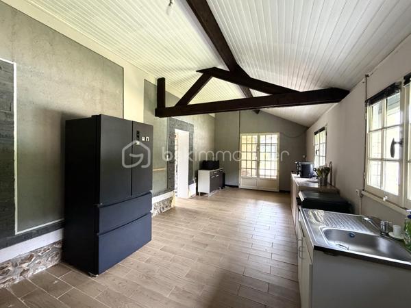 À seulement quelques minutes du centre de Beaumont-le-Roger, découvrez cette charmante maison familiale de 128 m2 habitables ( 145 m2 au sol ), implantée sur un superbe terrain arboré de 3 847 m2 offrant un cadre de vie paisible et verdoyant.

Au rez-de-chaussée, vous serez séduits par une pièce de vie lumineuse de 38 m2, prolongée par une cuisine de 24 m2, suivi d'une pièce dédiée à l'ancienne chaufferie et une véranda de 15 m2. Une salle de bain ainsi qu'un wc indépendant complète ce niveau.

À l'étage, un palier dessert trois chambres, chacune disposant d'un point d'eau.

À l'extérieur, vous tomberez son le charme de ce magnifique jardin offrant un accès direct à la forêt. Vous profiterez également d'une piscine de 3 x 8 m. 

La propriété dispose également d'un grand garage et d'une cave. Deux dépendances de 18 m2 et 43 m2 à restaurer, offrant un beau potentiel pour la création de logement ou autre selon vos envies.

Côté équipement, la maison bénéficie d'une pompe à chaleur et d'un ballon dynamique installés en 2021. Des panneaux solaire viennent compléter les prestations de ce bien ainsi que deux cheminées.

Une visite filmée est disponible sur YT ( ELISE SOARES immobilier ).