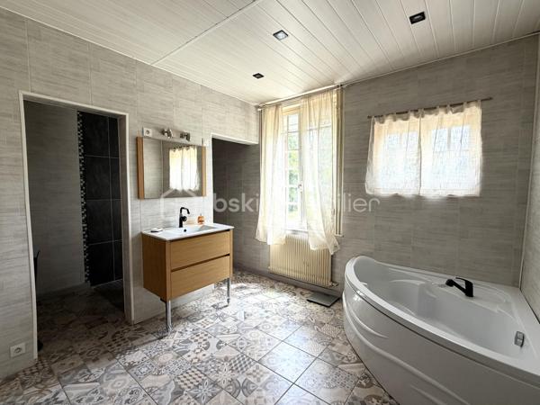 À seulement quelques minutes du centre de Beaumont-le-Roger, découvrez cette charmante maison familiale de 128 m2 habitables ( 145 m2 au sol ), implantée sur un superbe terrain arboré de 3 847 m2 offrant un cadre de vie paisible et verdoyant.

Au rez-de-chaussée, vous serez séduits par une pièce de vie lumineuse de 38 m2, prolongée par une cuisine de 24 m2, suivi d'une pièce dédiée à l'ancienne chaufferie et une véranda de 15 m2. Une salle de bain ainsi qu'un wc indépendant complète ce niveau.

À l'étage, un palier dessert trois chambres, chacune disposant d'un point d'eau.

À l'extérieur, vous tomberez son le charme de ce magnifique jardin offrant un accès direct à la forêt. Vous profiterez également d'une piscine de 3 x 8 m. 

La propriété dispose également d'un grand garage et d'une cave. Deux dépendances de 18 m2 et 43 m2 à restaurer, offrant un beau potentiel pour la création de logement ou autre selon vos envies.

Côté équipement, la maison bénéficie d'une pompe à chaleur et d'un ballon dynamique installés en 2021. Des panneaux solaire viennent compléter les prestations de ce bien ainsi que deux cheminées.

Une visite filmée est disponible sur YT ( ELISE SOARES immobilier ).