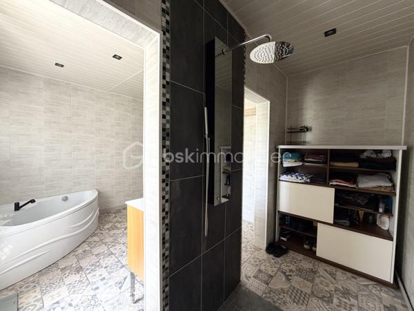 À seulement quelques minutes du centre de Beaumont-le-Roger, découvrez cette charmante maison familiale de 128 m2 habitables ( 145 m2 au sol ), implantée sur un superbe terrain arboré de 3 847 m2 offrant un cadre de vie paisible et verdoyant.

Au rez-de-chaussée, vous serez séduits par une pièce de vie lumineuse de 38 m2, prolongée par une cuisine de 24 m2, suivi d'une pièce dédiée à l'ancienne chaufferie et une véranda de 15 m2. Une salle de bain ainsi qu'un wc indépendant complète ce niveau.

À l'étage, un palier dessert trois chambres, chacune disposant d'un point d'eau.

À l'extérieur, vous tomberez son le charme de ce magnifique jardin offrant un accès direct à la forêt. Vous profiterez également d'une piscine de 3 x 8 m. 

La propriété dispose également d'un grand garage et d'une cave. Deux dépendances de 18 m2 et 43 m2 à restaurer, offrant un beau potentiel pour la création de logement ou autre selon vos envies.

Côté équipement, la maison bénéficie d'une pompe à chaleur et d'un ballon dynamique installés en 2021. Des panneaux solaire viennent compléter les prestations de ce bien ainsi que deux cheminées.

Une visite filmée est disponible sur YT ( ELISE SOARES immobilier ).