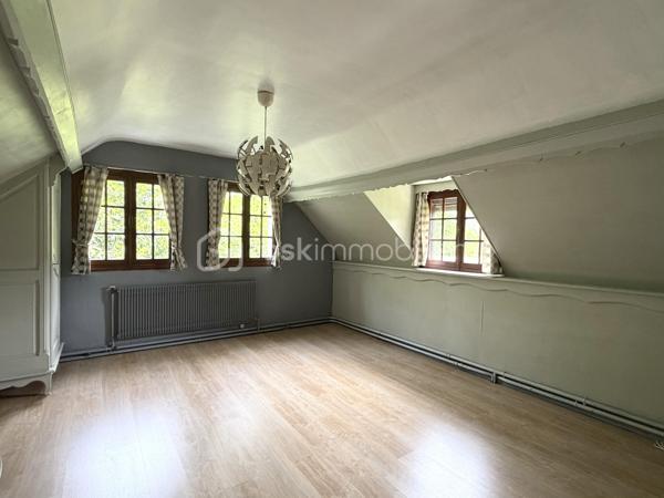 À seulement quelques minutes du centre de Beaumont-le-Roger, découvrez cette charmante maison familiale de 128 m2 habitables ( 145 m2 au sol ), implantée sur un superbe terrain arboré de 3 847 m2 offrant un cadre de vie paisible et verdoyant.

Au rez-de-chaussée, vous serez séduits par une pièce de vie lumineuse de 38 m2, prolongée par une cuisine de 24 m2, suivi d'une pièce dédiée à l'ancienne chaufferie et une véranda de 15 m2. Une salle de bain ainsi qu'un wc indépendant complète ce niveau.

À l'étage, un palier dessert trois chambres, chacune disposant d'un point d'eau.

À l'extérieur, vous tomberez son le charme de ce magnifique jardin offrant un accès direct à la forêt. Vous profiterez également d'une piscine de 3 x 8 m. 

La propriété dispose également d'un grand garage et d'une cave. Deux dépendances de 18 m2 et 43 m2 à restaurer, offrant un beau potentiel pour la création de logement ou autre selon vos envies.

Côté équipement, la maison bénéficie d'une pompe à chaleur et d'un ballon dynamique installés en 2021. Des panneaux solaire viennent compléter les prestations de ce bien ainsi que deux cheminées.

Une visite filmée est disponible sur YT ( ELISE SOARES immobilier ).