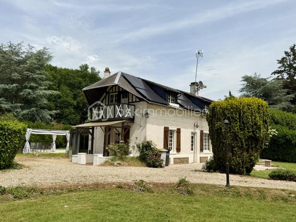 À seulement quelques minutes du centre de Beaumont-le-Roger, découvrez cette charmante maison familiale de 128 m2 habitables ( 145 m2 au sol ), implantée sur un superbe terrain arboré de 3 847 m2 offrant un cadre de vie paisible et verdoyant.

Au rez-de-chaussée, vous serez séduits par une pièce de vie lumineuse de 38 m2, prolongée par une cuisine de 24 m2, suivi d'une pièce dédiée à l'ancienne chaufferie et une véranda de 15 m2. Une salle de bain ainsi qu'un wc indépendant complète ce niveau.

À l'étage, un palier dessert trois chambres, chacune disposant d'un point d'eau.

À l'extérieur, vous tomberez son le charme de ce magnifique jardin offrant un accès direct à la forêt. Vous profiterez également d'une piscine de 3 x 8 m. 

La propriété dispose également d'un grand garage et d'une cave. Deux dépendances de 18 m2 et 43 m2 à restaurer, offrant un beau potentiel pour la création de logement ou autre selon vos envies.

Côté équipement, la maison bénéficie d'une pompe à chaleur et d'un ballon dynamique installés en 2021. Des panneaux solaire viennent compléter les prestations de ce bien ainsi que deux cheminées.

Une visite filmée est disponible sur YT ( ELISE SOARES immobilier ).
