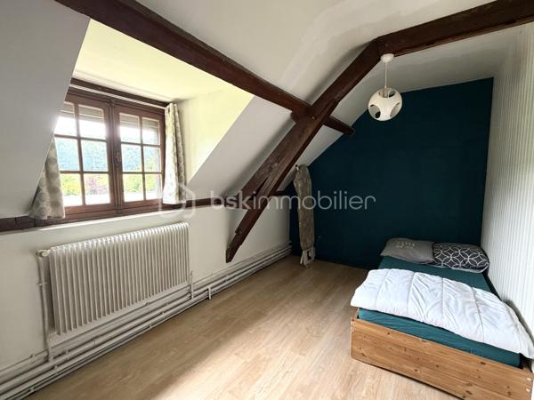 À seulement quelques minutes du centre de Beaumont-le-Roger, découvrez cette charmante maison familiale de 128 m2 habitables ( 145 m2 au sol ), implantée sur un superbe terrain arboré de 3 847 m2 offrant un cadre de vie paisible et verdoyant.

Au rez-de-chaussée, vous serez séduits par une pièce de vie lumineuse de 38 m2, prolongée par une cuisine de 24 m2, suivi d'une pièce dédiée à l'ancienne chaufferie et une véranda de 15 m2. Une salle de bain ainsi qu'un wc indépendant complète ce niveau.

À l'étage, un palier dessert trois chambres, chacune disposant d'un point d'eau.

À l'extérieur, vous tomberez son le charme de ce magnifique jardin offrant un accès direct à la forêt. Vous profiterez également d'une piscine de 3 x 8 m. 

La propriété dispose également d'un grand garage et d'une cave. Deux dépendances de 18 m2 et 43 m2 à restaurer, offrant un beau potentiel pour la création de logement ou autre selon vos envies.

Côté équipement, la maison bénéficie d'une pompe à chaleur et d'un ballon dynamique installés en 2021. Des panneaux solaire viennent compléter les prestations de ce bien ainsi que deux cheminées.

Une visite filmée est disponible sur YT ( ELISE SOARES immobilier ).