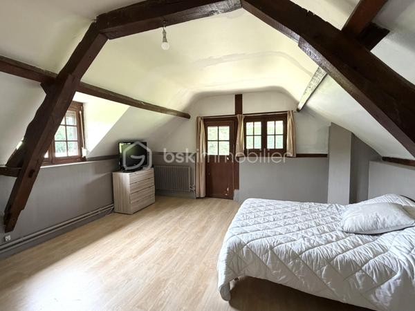 À seulement quelques minutes du centre de Beaumont-le-Roger, découvrez cette charmante maison familiale de 128 m2 habitables ( 145 m2 au sol ), implantée sur un superbe terrain arboré de 3 847 m2 offrant un cadre de vie paisible et verdoyant.

Au rez-de-chaussée, vous serez séduits par une pièce de vie lumineuse de 38 m2, prolongée par une cuisine de 24 m2, suivi d'une pièce dédiée à l'ancienne chaufferie et une véranda de 15 m2. Une salle de bain ainsi qu'un wc indépendant complète ce niveau.

À l'étage, un palier dessert trois chambres, chacune disposant d'un point d'eau.

À l'extérieur, vous tomberez son le charme de ce magnifique jardin offrant un accès direct à la forêt. Vous profiterez également d'une piscine de 3 x 8 m. 

La propriété dispose également d'un grand garage et d'une cave. Deux dépendances de 18 m2 et 43 m2 à restaurer, offrant un beau potentiel pour la création de logement ou autre selon vos envies.

Côté équipement, la maison bénéficie d'une pompe à chaleur et d'un ballon dynamique installés en 2021. Des panneaux solaire viennent compléter les prestations de ce bien ainsi que deux cheminées.

Une visite filmée est disponible sur YT ( ELISE SOARES immobilier ).